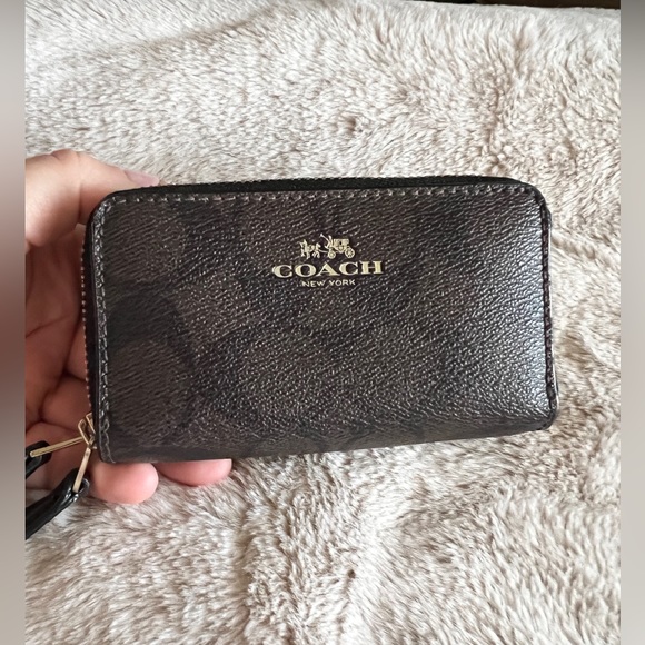 Coach Accessories - COACH Signature 8 Slot Card Case